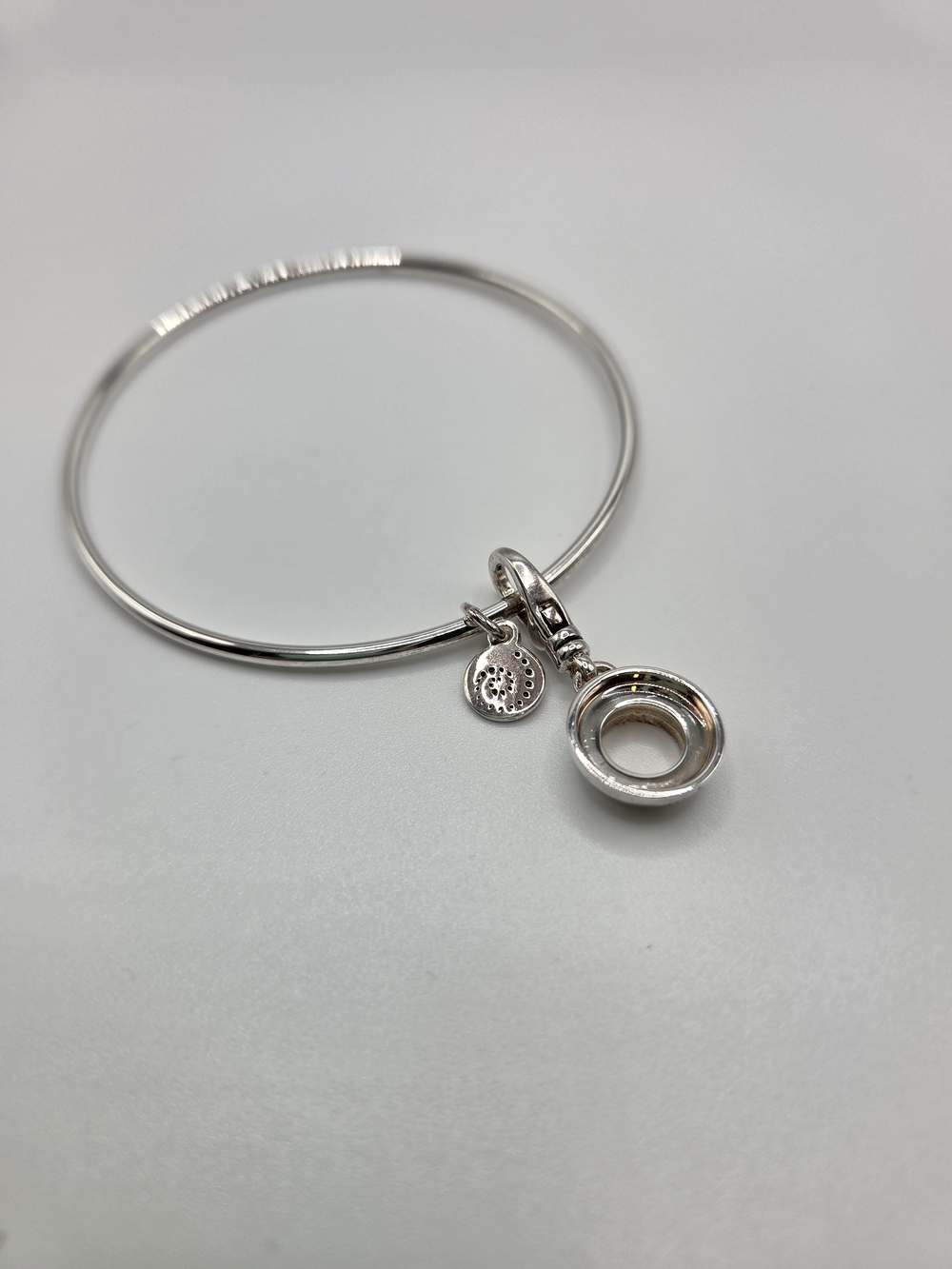 Kameleon Bangle Bracelet With Detachable Pop Holder